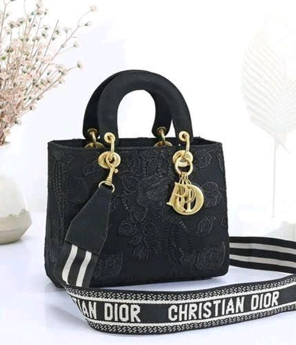 (CHRISTIAN DIOR). Lady Dior Embroidered*
High Quality Bag*
Comes with
Dior Dust Bag*
Dior Broad Canvas Belt*

