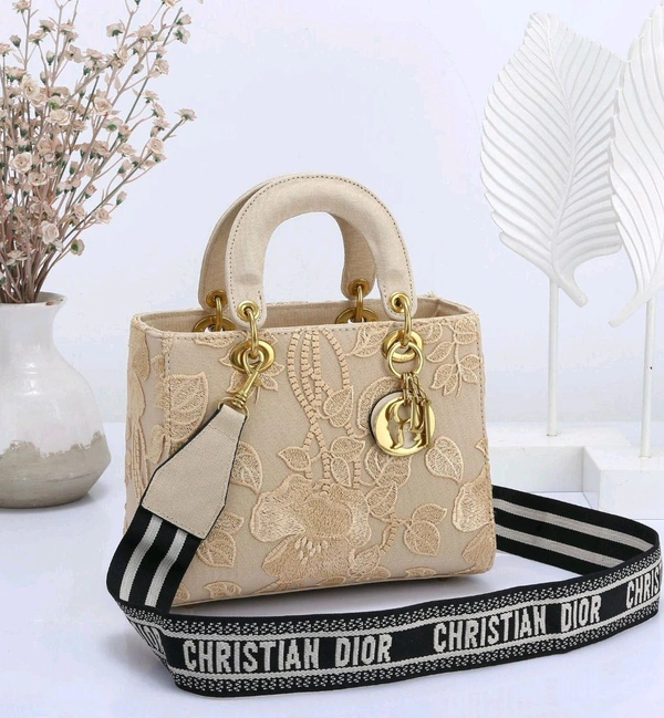 (CHRISTIAN DIOR). Lady Dior Embroidered*
High Quality Bag*
Comes with
Dior Dust Bag*
Dior Broad Canvas Belt*

