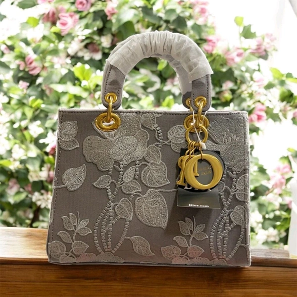 (CHRISTIAN DIOR). Lady Dior Embroidered*
High Quality Bag*
Comes with
Dior Dust Bag*
Dior Broad Canvas Belt*

