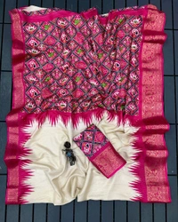 


Beautiful rekko silk sarees with all over floral design along with contrast weaving border
BEUTIFUL pallu 
running blouse with border color as in picture 

