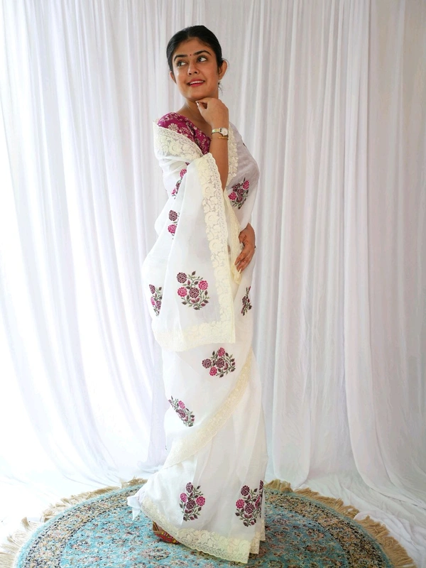 
*Premium Crush Georgette Chiffon Fabric Having Beautiful  Floral Multi Thread Work With Scallop Border On Saree😍*

*Contrast Silk Blouse Having Beautiful Jari And Sequence Embroidery Work 💯*


Stitch blouse size upto ‘44’*


