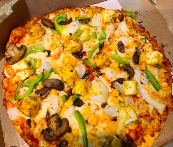 Deluxe Veggie(Cheese, Capsicum, Paneer, Onion, Mashroom, Corn) - Medium
