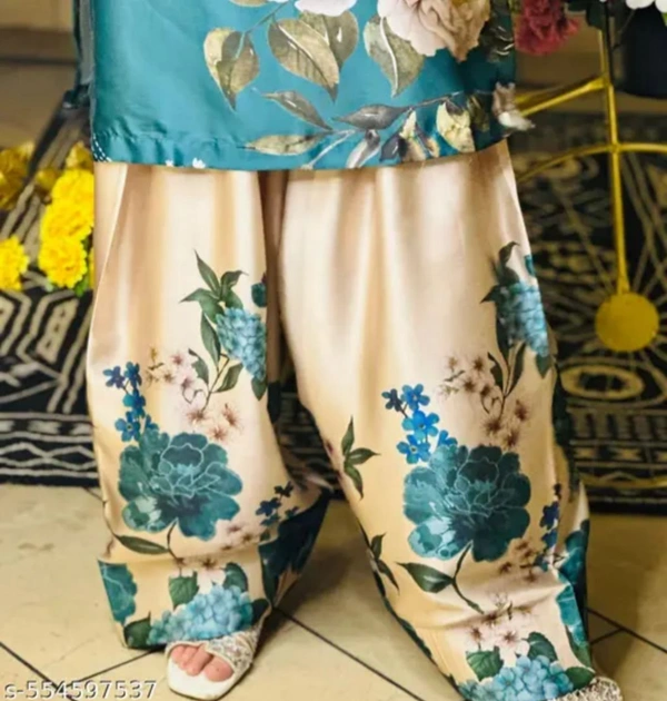 Stylish White Floral Embroidered Silk Suit Set - M
