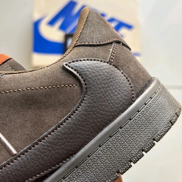 TRAVIS SCOTT VELVET BROWN - UK 6