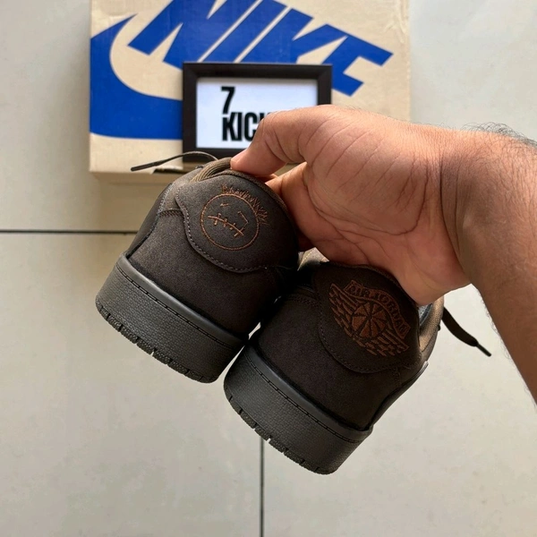TRAVIS SCOTT VELVET BROWN - UK 6