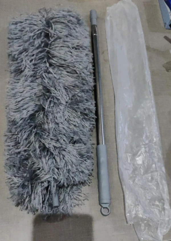 DUSTER WITH EXTENSION POLE