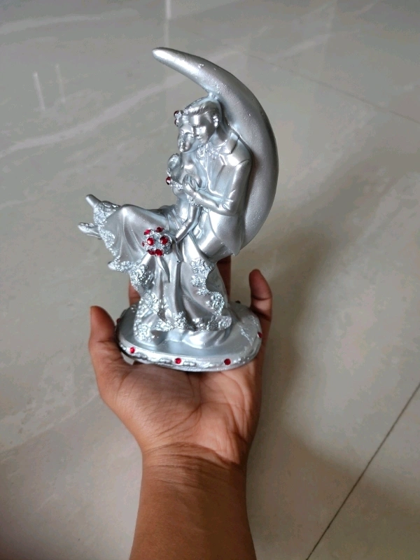 Stylish Showpieces & Collectibles