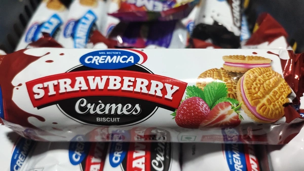 Cremica Strawberry Cremes Biscuit - yellow 