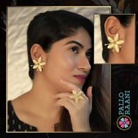 Matte gold lilly earring - gold