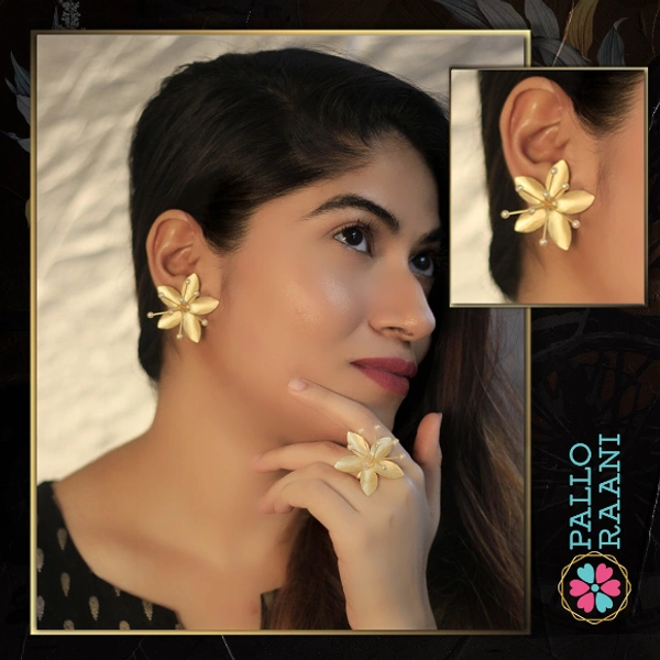 Matte gold lilly earring - gold