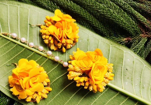 Elegant Flower Jewellery | Fashionable Mangtika with earrings | Flower Jewels | Bridal Jewellery | Flower Earrings and Mangtika Set | Haldi Jewelry | Wedding Religious Jewelry | Women Jewellery