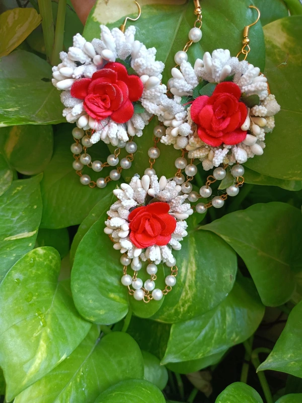 Elegant Flower Jewellery | Fashionable Mangtika with earrings | Flower Jewels | Bridal Jewellery | Flower Earrings and Mangtika Set | Haldi Jewelry | Wedding Religious Jewelry | Women Jewellery