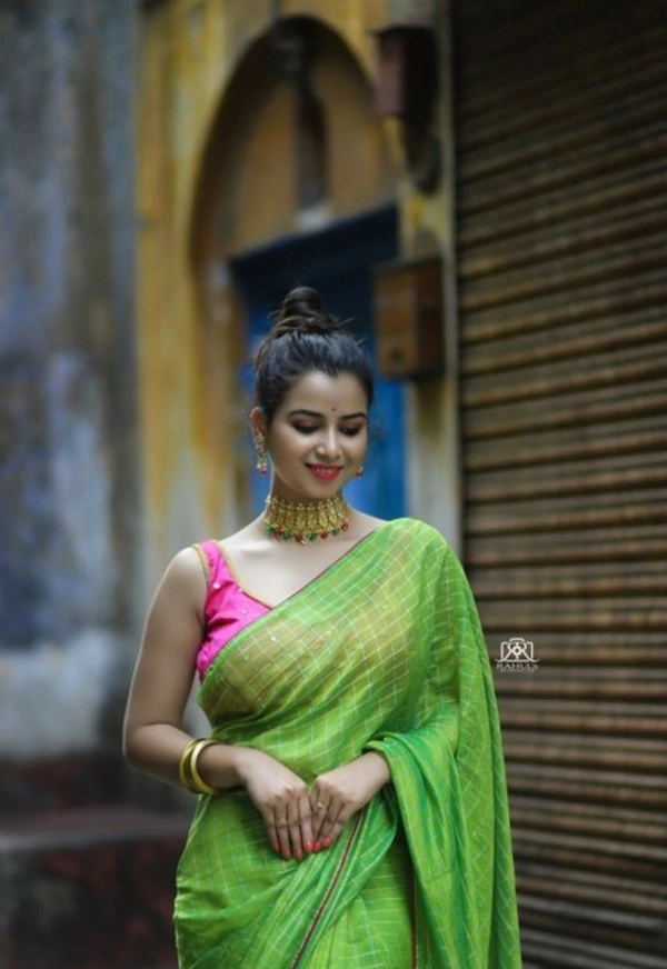 ZENY SILK CHECKERED SAREE WITH GLASS MIRROR MILANO FABRIC BLOUSE - Free Size, Parrot Green