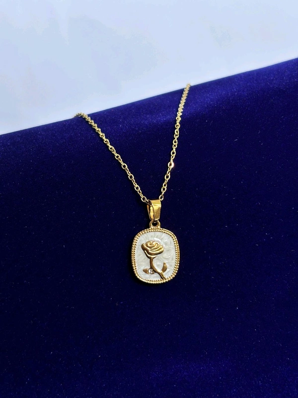 Rose Carved pendant Necklace 