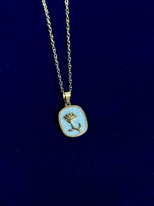 Rose Carved pendant Necklace 
