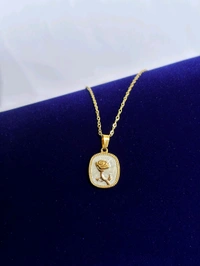 Rose Carved pendant Necklace 