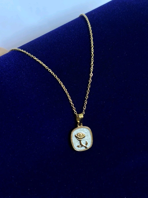 Rose Carved pendant Necklace 