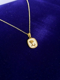 Rose Carved pendant Necklace 