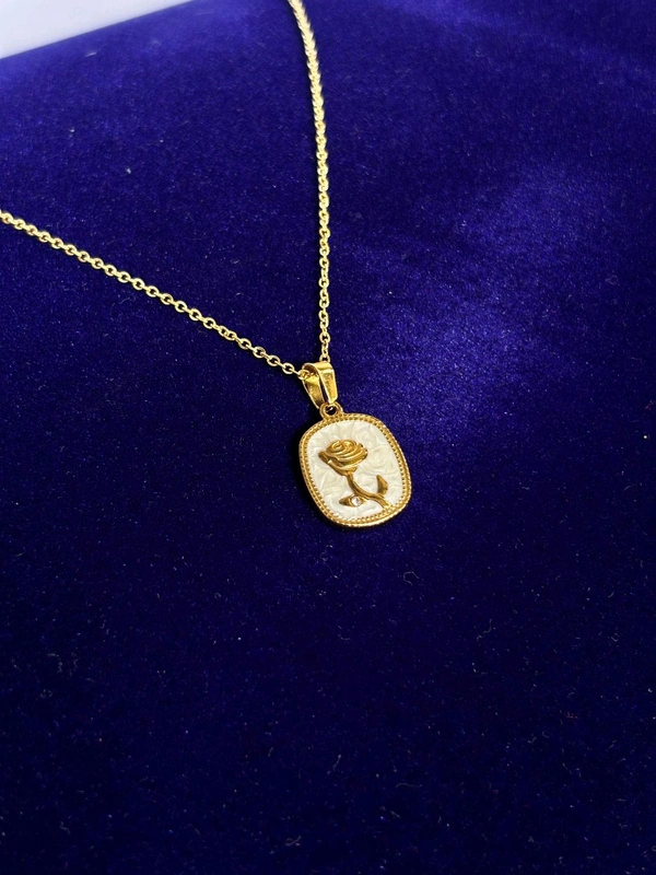 Rose Carved pendant Necklace 