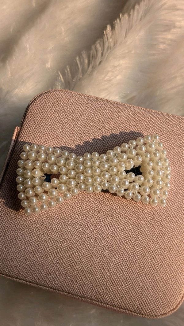 CD K Pearl Hairclip 