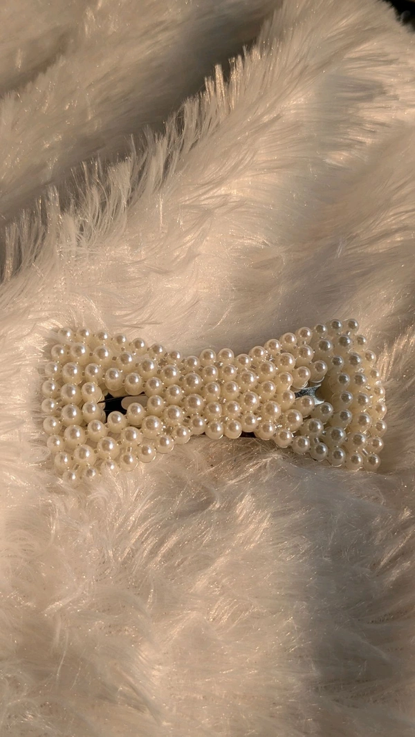 CD K Pearl Hairclip 