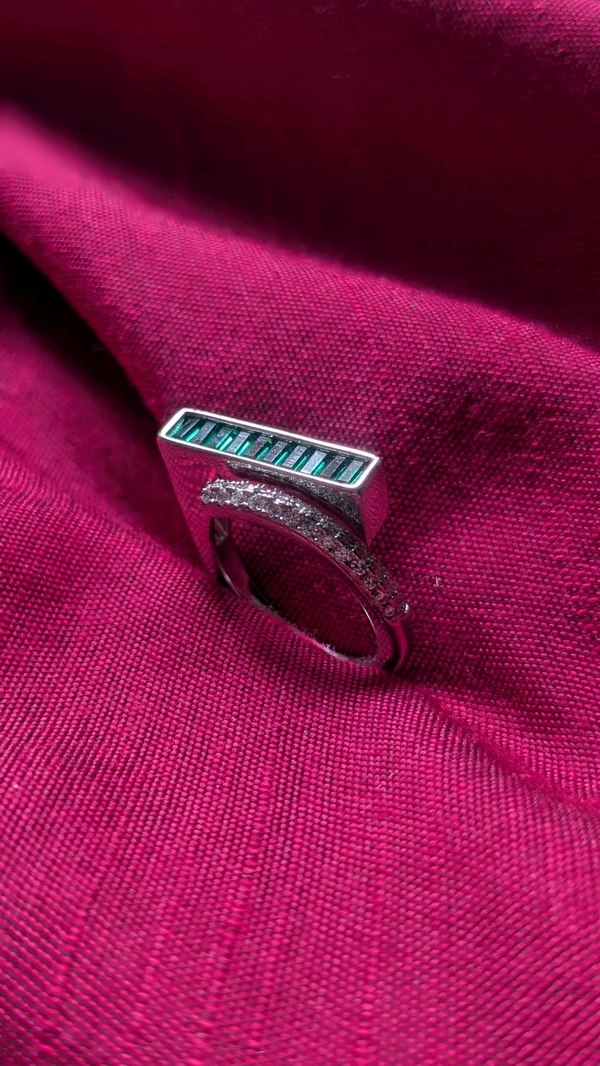 Sparkling Emerald Ring 