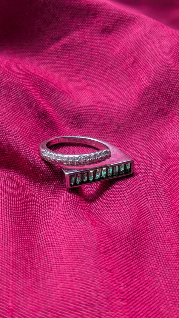 Sparkling Emerald Ring 