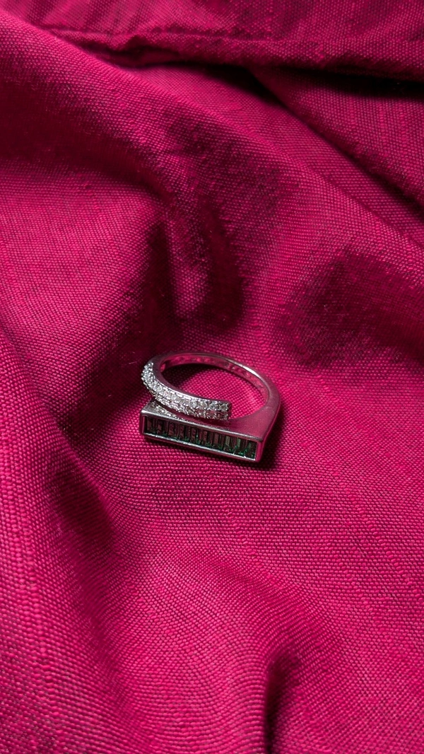 Sparkling Emerald Ring 