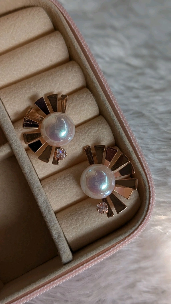 FanGirl Pearl Earrings - Rose Gold