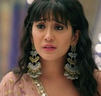 Naira Earrings With Mangtikka