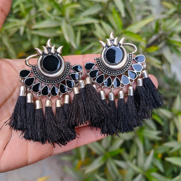 Tassel Studs - black