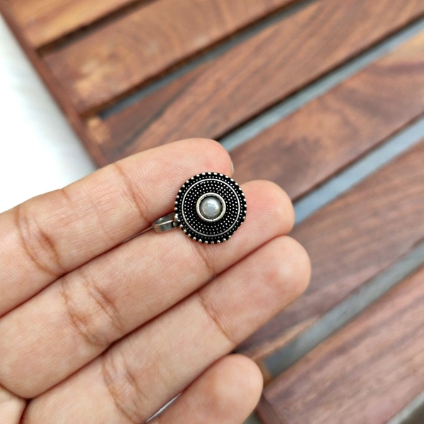 Round Nosepin - white