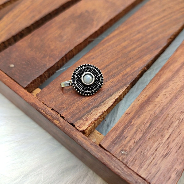 Round Nosepin - white
