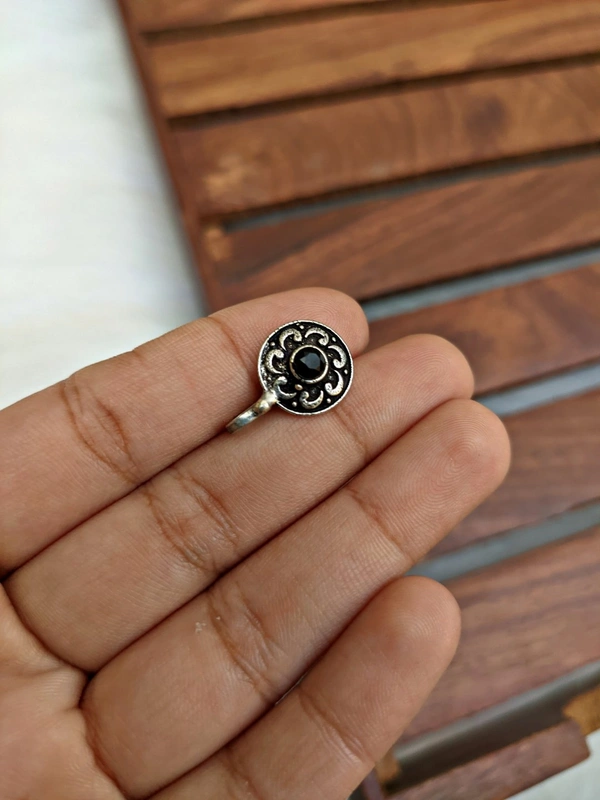Round Engraved Nosepin - black