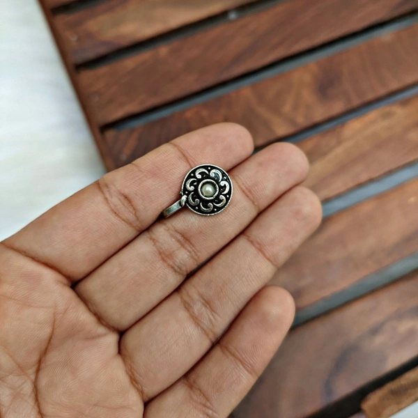 Round Engraved Nosepin - black