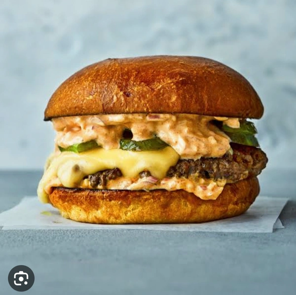 Spe.Cheeze Paneer Burger With Mozzarella Cheeze 