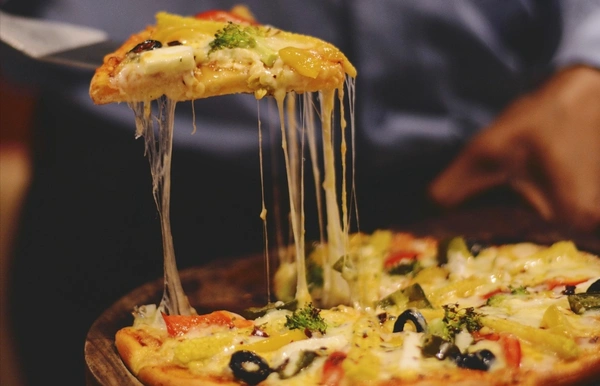 Mozzarella cheese Vegitable Pizza