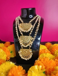 Gorgeous Pearl Golden - Necklace & Earring Set. 